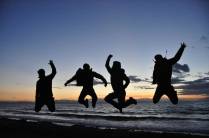 Bruno, Gabriel, Gustavo e Leonardo, da expedição 4x1, saltam para foto na Wreck Beach, em Vancouver, no Canadá